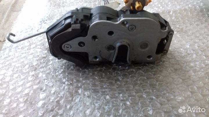 Опель Астра J замок передней правой двери