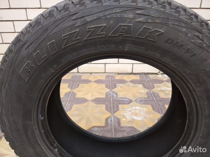 Bridgestone Blizzak DM-V1 215/70 R16