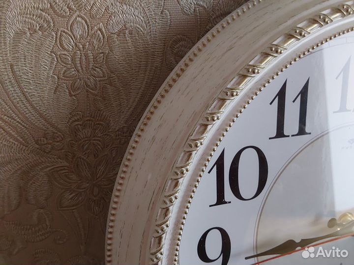 Часы новые настенные белые