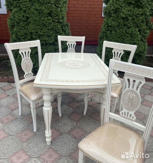 Стол и стулья
