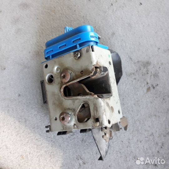 Замок задний двери левый правый Ауди А4Б5