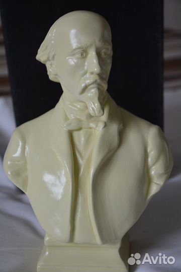 Бюст Некрасова