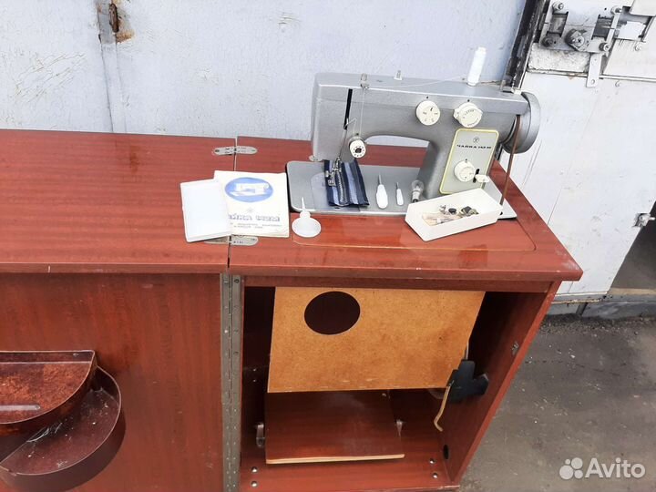 Швейную машинку чайка 142м с тумбой