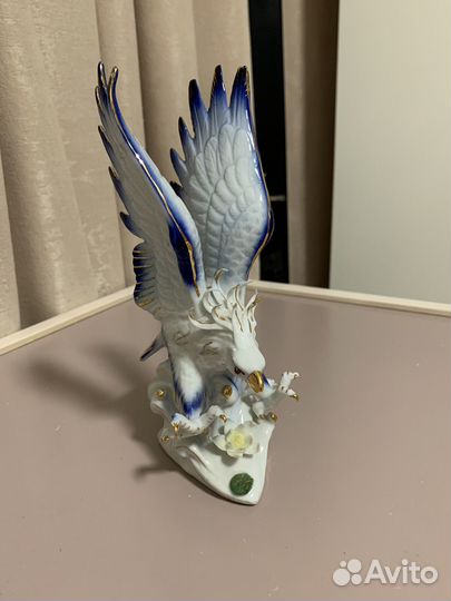 Фарфоровая статуэтка Орел