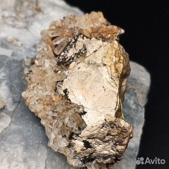 Кристаллы горного хрусталя на пирите