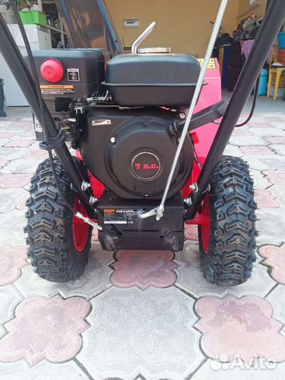 Снегоуборочная машина бензиновая