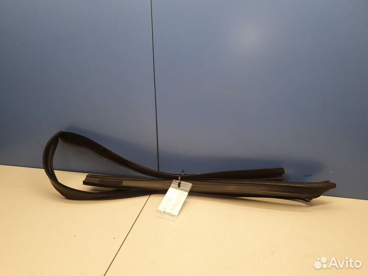 Уплотнитель стекла передней левой двери Land Rover