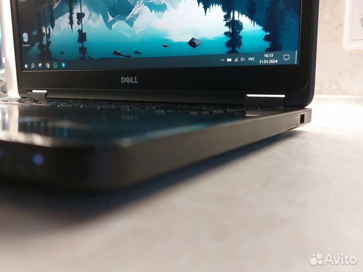 Ноутбук Dell с FullHD экраном