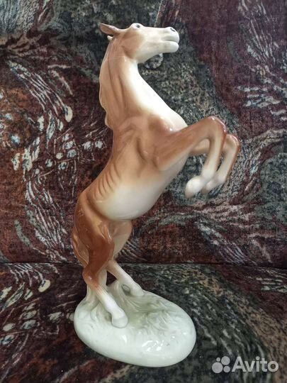 Статуэтка лошадь фарфор Роял Дукс Чехословакия