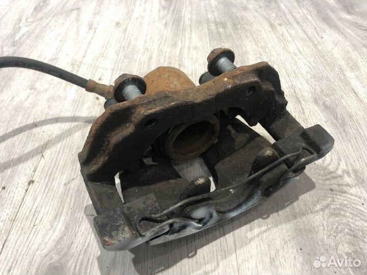 Суппорт тормозной передний левый Ford Focus 3 pnda