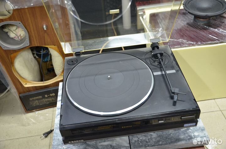Проигрыватель винила Sanyo TP 6100 на подиуме