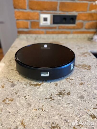 Робот-пылесос Redmond RV-R630S черный