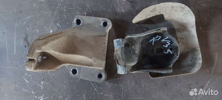 Кронштейн двигателя на Nissan Skyline v35