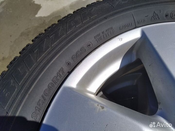 Bridgestone Blizzak VRX 215/60 R17