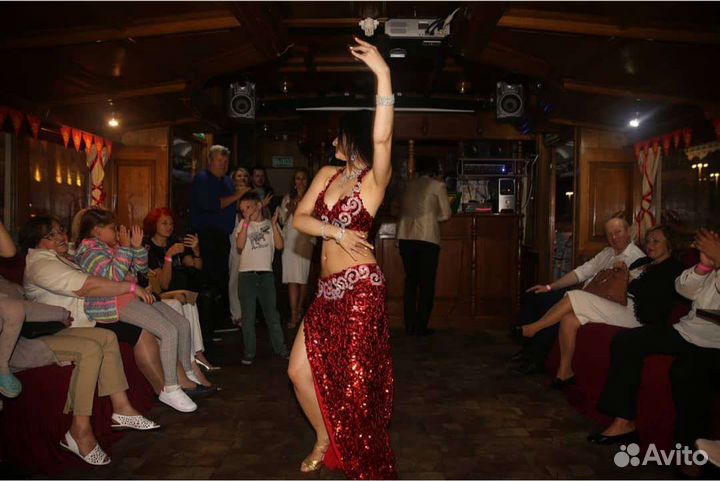 Восточный костюм ярко-красный блестящий