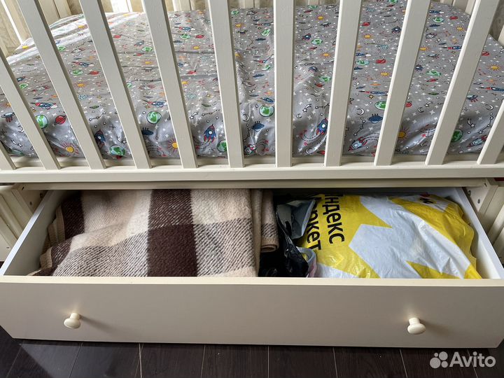 Детская кроватка с маятником