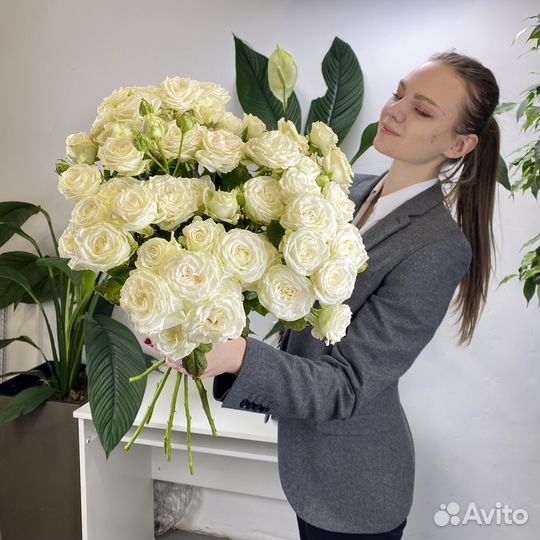 Букет из белых кустовых роз