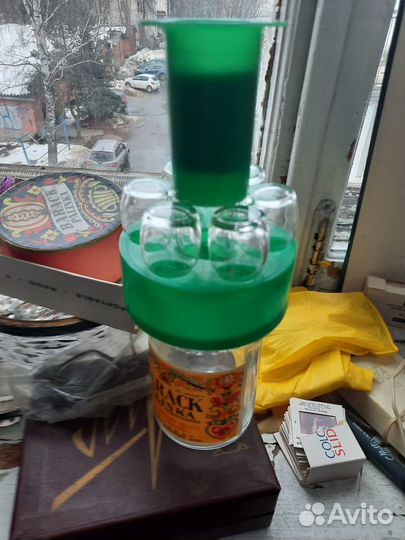 Переносная бутылка со стопками