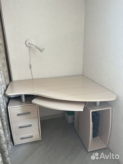 Угловой письменный стол