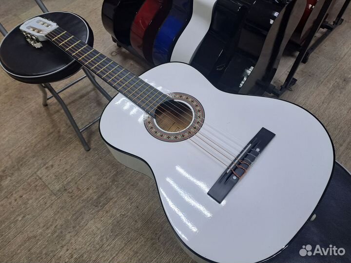 Гитара классическая белая