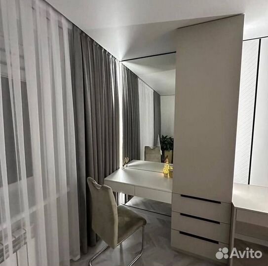 Рабочая зона у окна от производителя