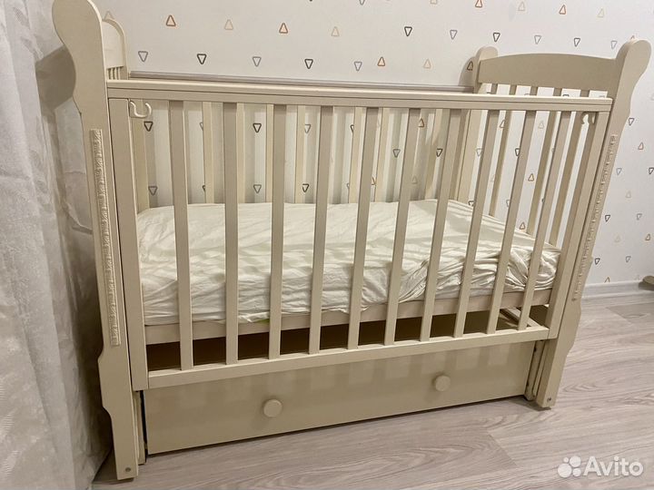 Детская кроватка с маятником и пелинальный столик