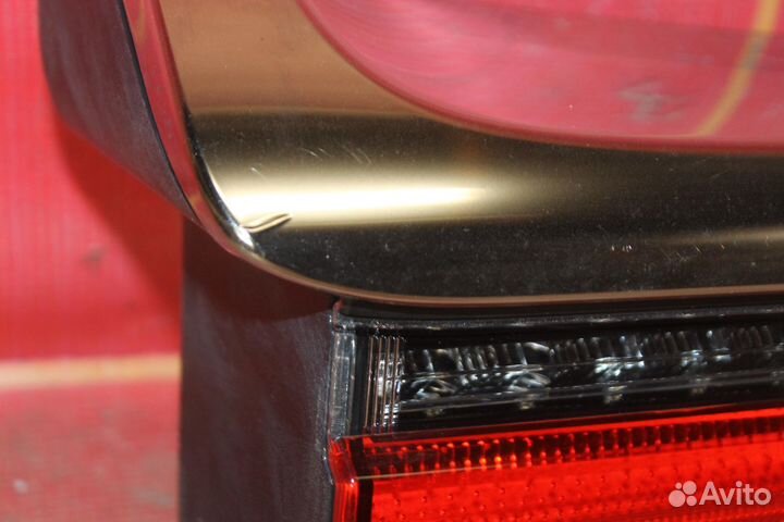 Фонарь задний внутренний левый Lexus LX570