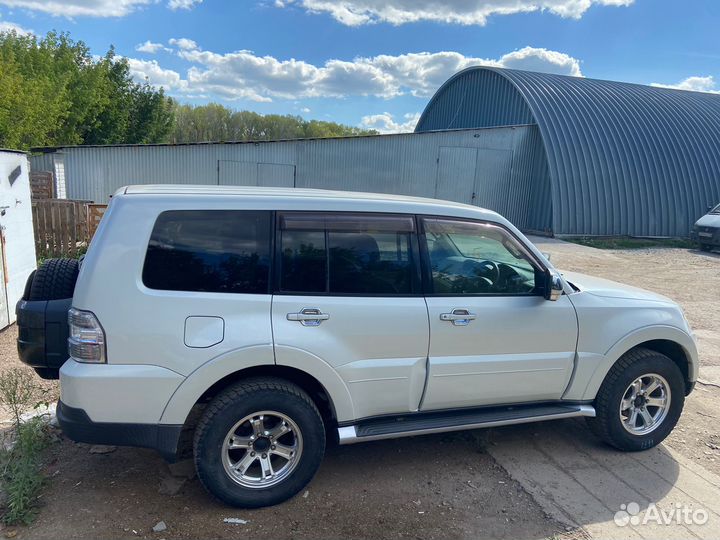 Запчасти по кузову mitsubishi pajero