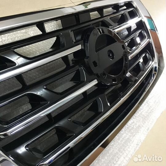 Nissan Patrol Y62 Решетка радиатора L4YH1