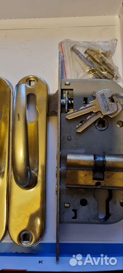 Дверные ручки с защелкой