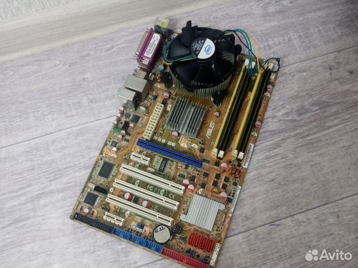 Материнская плата с процессором и памятью