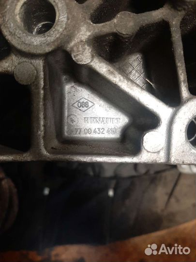 Кронштейн двигателя правый Renault Kangoo Logan 1