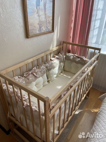Детская кроватка с маятником