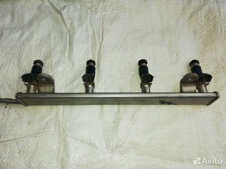 Рампа топливные форсунки Mitsubishi Galant 9