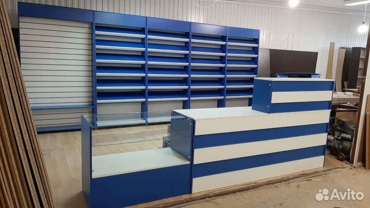 Торговое оборудование (витрины, стеллажи)