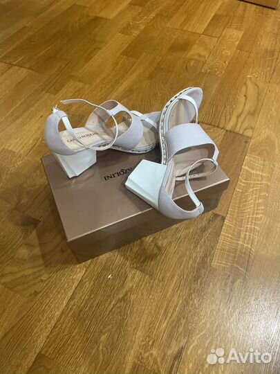 Босоножки женские