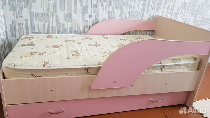 Детская кровать с бортиком и матрасом