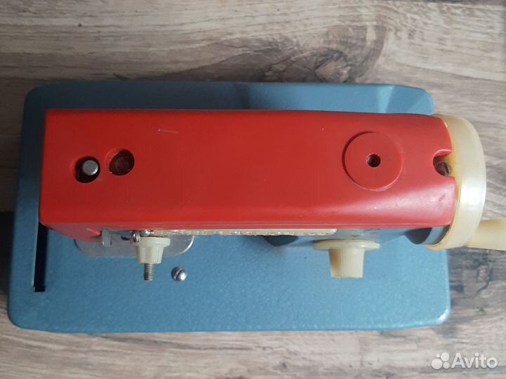 Игрушечная швейная машинка СССР