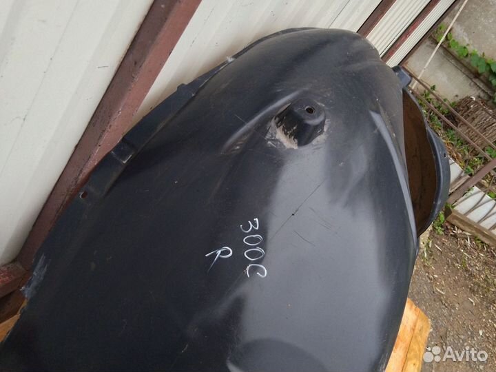 Подкрылок передний правый Chrysler 300C