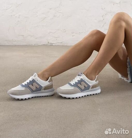 Кроссовки женские