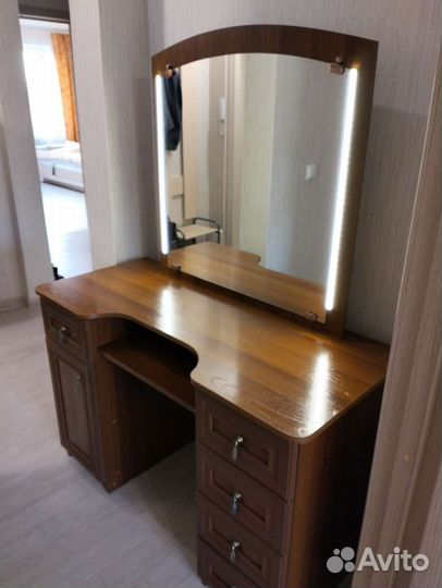 Туалетный столик с зеркалом и подсветкой