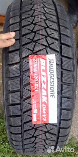 Bridgestone Blizzak DM-V2 235/55 R20 102T