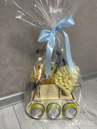 Танк из дерева с напитким и вкусняшками