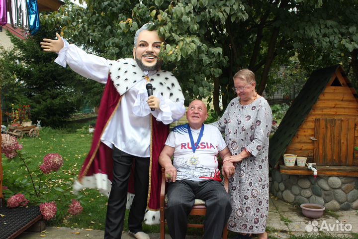 Басков поздравляет ростовые куклы