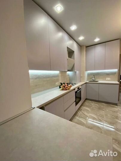 Угловая кухня под потолок на заказ в Омске