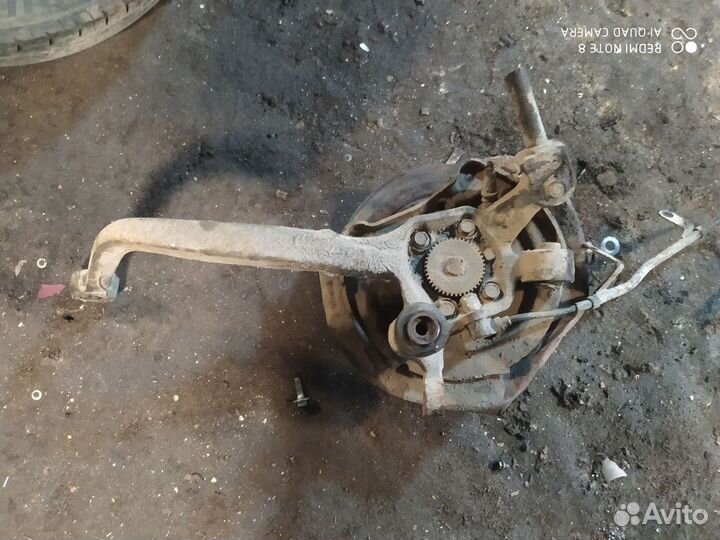 Кулак задний левый Mitsubishi Galant 7