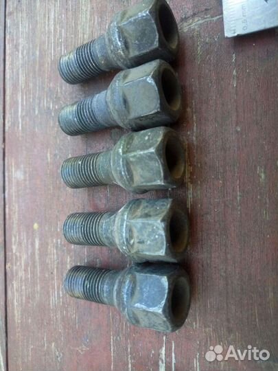 Болт колеса