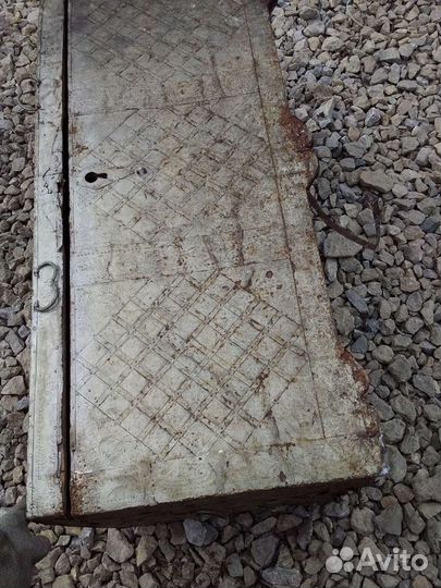 Древний сундук обитый жестью