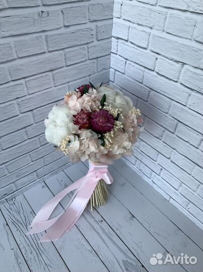 Букет из стабилизированных цветов и сухоцветов