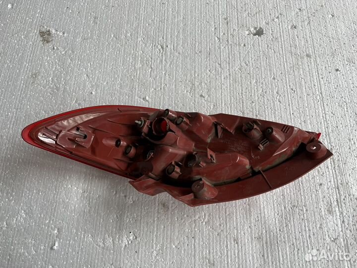 Фонарь задний левый mazda demio